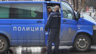 Шофьор без книжка хвърли 100 лв. по полицаи: Почерпете се и все едно не сме се виждали