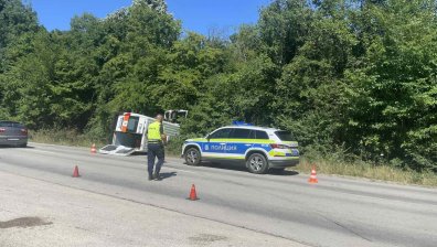 Тежък сблъсък с три автомобила край Сливен взе две жертви и затвори пътя