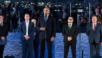 Румен Радев връчи почетния знак на президента на Държавната опера в Стара Загора