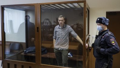 Навални напуска болницата, връща се отново в затвора