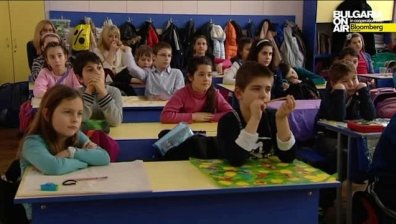 Няма да отпаднат хартиените учебници засега, макар да се върви към е-съдържание