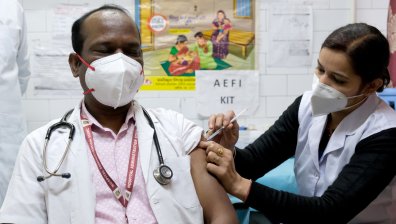 Индия предлага ваксиниране с подсилваща доза на пълнолетни, но тя няма да е безплатна