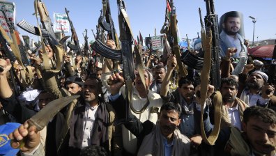 Ракета на хутите запали товарен кораб край Йемен