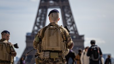 Арестуваха българин, поставил ковчези под Айфеловата кула