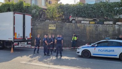 Полицията в Бургас с два удара срещу нелегални мигранти - спипаха над 140