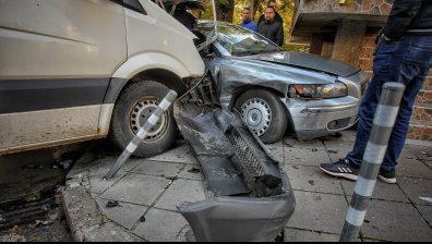 Кой е с предимство? Зрелищна катастрофа в София, кола беше отнесена от бус