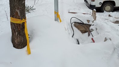 Опасно за живота! Над месец от шахта в столичен квартал стърчат кабели