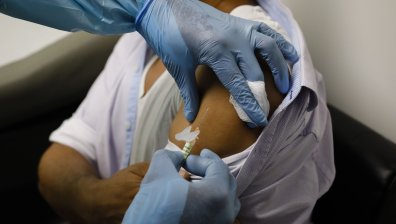Започнаха доставки на ваксината на Pfizer в Европа и САЩ