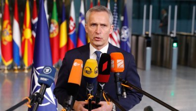 Столтенберг: НАТО обучи хиляди украински войници, обмисляме доставка на тежки въоръжения