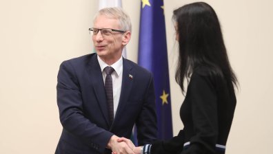 Емоционална първа среща на кабинета "Денков" след празниците