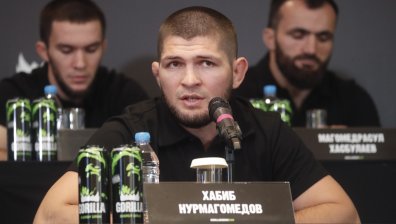 Хабиб Нурмагомедов "унищожи" момичетата с табелите на ринга