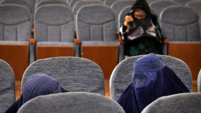 Страх тресе афганистанките, талибаните с първи стъпки към заличаването им