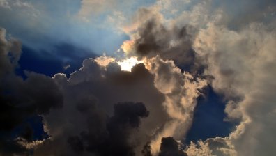 Предимно облачно, но топло време ни очаква днес