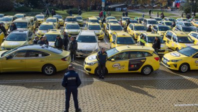 Таксиметровите шофьори временно спират протестите