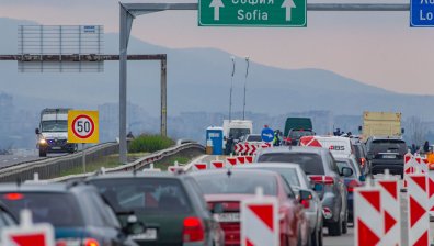 Километрични опашки на КПП на АМ "Тракия&ldquo; на входа на София	