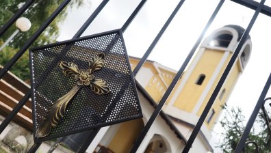 В Долни Богров палят свещи с молитви отец Янко да им бъде върнат