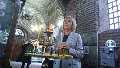 Манолова даде старт на предизборната си кампания с молебен в "Света София"