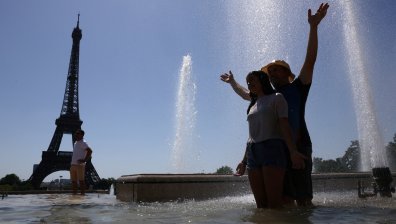 Убийствени горещини тероризират местни и туристи в Европа (СНИМКИ)