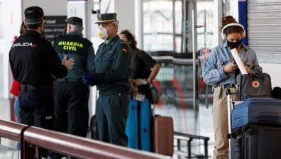 Испания облекчава мерките за половината от населението