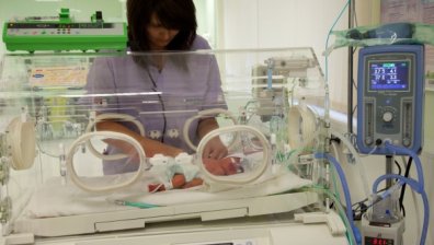 Медици от Белгия и България спасиха зрението на недоносено бебенце