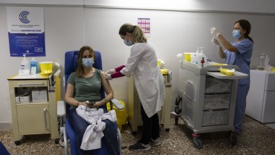 Гърция ваксинира и непълнолетните, Pfizer и Moderna изпитват препаратите върху деца