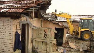 Роми, настанили се в примитивни бараки, тормозят жителите на столичния "Овча купел"