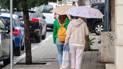 Студен фронт преминава през България, на места ще вали дъжд