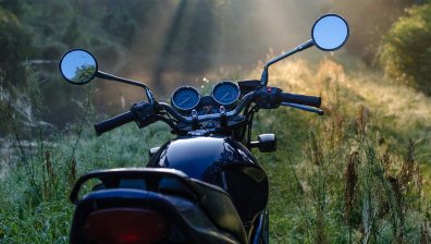 Мотоциклетист мина на червено във Варна, отнесе го кола