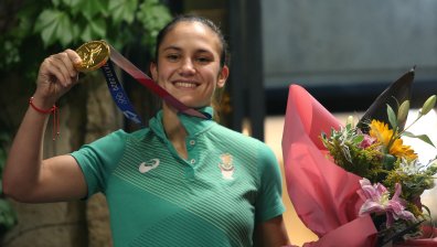 Гордост: Стотици посрещнаха олимпийската ни шампионка Ивет Горанова на родна земя