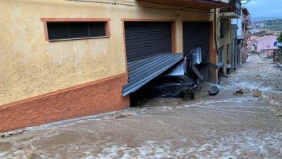 Силни дъждове в Сардиния, течение отнесе човек