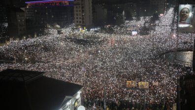 "Монд": Исторически бунт срещу Вучич, напомнящ за свалянето на Милошевич (+СНИМКИ)