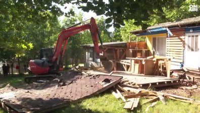 Багери премахват стотици незаконни бунгала по морето