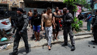 Най-малко 20 убити при най-кървавата полицейска операция в Рио последните месеци