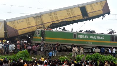 Най-малко 15 жертви на жестока влакова катастрофа в Индия