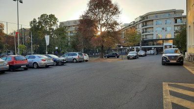 Дворът на училище в Кърджали е официален паркинг на общината 