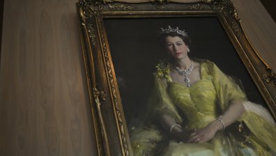 Скандал в Оксфорд: Свалиха портрет на кралицата, символизирал колониалната история
