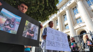 Близки на загинали при катастрофи на протест пред Съдебната палата в София