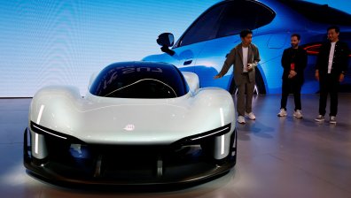 Впечатляващи коли на автомобилното изложение в Китай (СНИМКИ)