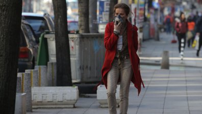 Решиха: Връщат задължителното носене на маска на открито