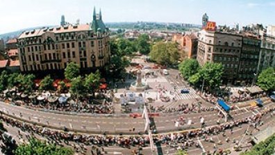 Tранспарант "Предаде Косово" на старта на белградския маратон