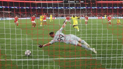 "Интер" сломи "Бенфика" в Лисабон с 2:0 и гледа към полуфиналите на ШЛ