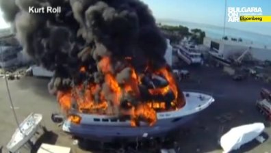 Луксозна яхта на стойност 24 млн. долара изгоря в Сан Диего