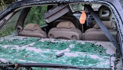 Потрошени коли, дограми, прозорци: Градушка с размерите на яйце удари Нова Загора (+СНИМКИ)