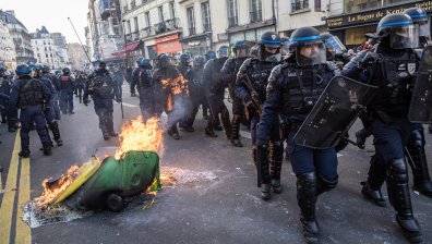Протестите в Париж срещу пенсионната реформа прераснаха в безредици