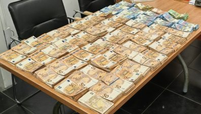 Митничари спипаха 617 279 недекларирани лева във въздуховода на камион