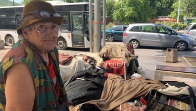 Полицията конфискувала покъщнината на баба Радка, която продава вещите си заради кредит