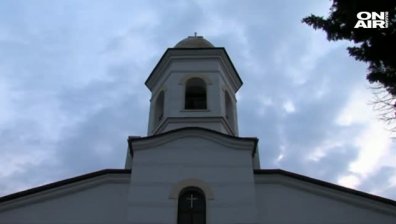 Миряни в Петрич се обявиха в защита на отстранен свещеник