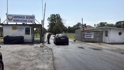 Първият от 8 американски самолета вече е в авиобаза "Безмер"