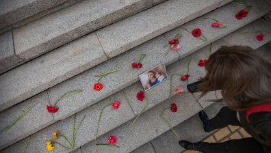 Пречупени цветя за всички пречупени от насилници животи на българки