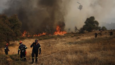 Пламнаха мащабни пожари на два гръцки острова